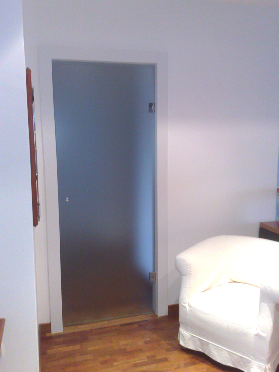 Porte in vetro , porte vetro , porte tuttovetro , porte scorrevoli in vetro , porte vetro scorrevoli, paraschizzi cucina, paraschizzi in vetro ,porte in vetro colorate , porte vetro colorate